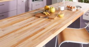 Nettoyer-plan-de-travail-et-planche-avec-du -citron